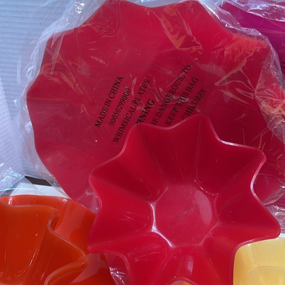 Tupperware whimsical plates & bowls (11) - Picture 4 of 5